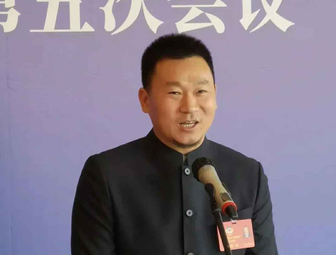 202204221343.jpg 为进一步展示市政协团结、民主、开放、自信的形象,向市民和网友展示政协委员的履职风采,中山市政协十二届五次会议在2月4日上午开幕前开设“委员通道”,市政协委员、星空app官方web站-星空(中国)公司总经理陈朝阳走进“委员通道”,回应社会关切的问题。他就如何做好城市应急管理规划的问题进行发言,并回答记者提问。.jpg